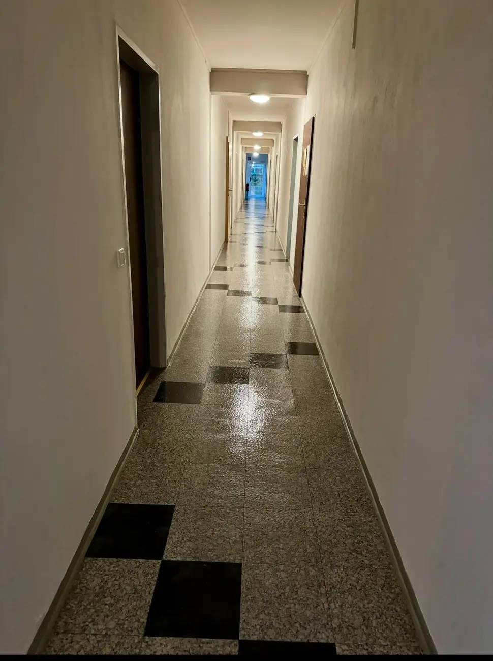 Glänzender Gang mit Granitboden nach der Reinigung