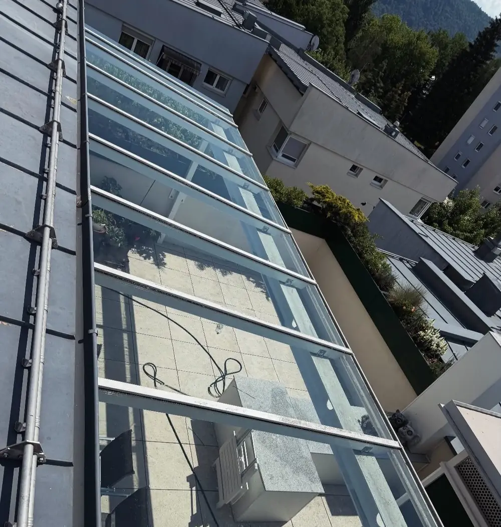 Gereinigtes Glasdach einer Dachterrasse, von oben fotografiert