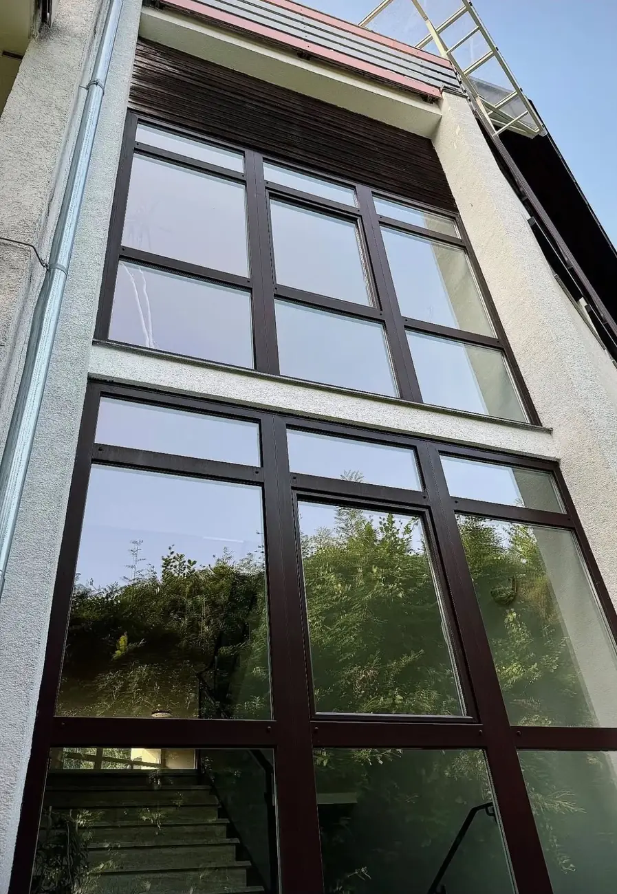 Fertig gereinigte Glasfassade